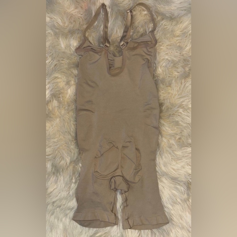 SKIMS Seamless Mid-Thigh Bodysuit in Warm Tan - Picture 4 of 8